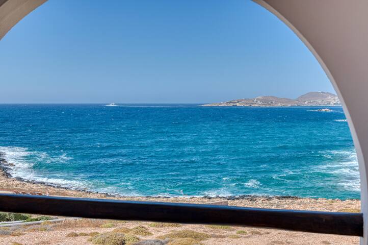 À Paros, fantastique villa les pieds dans l’eau gallery image 3