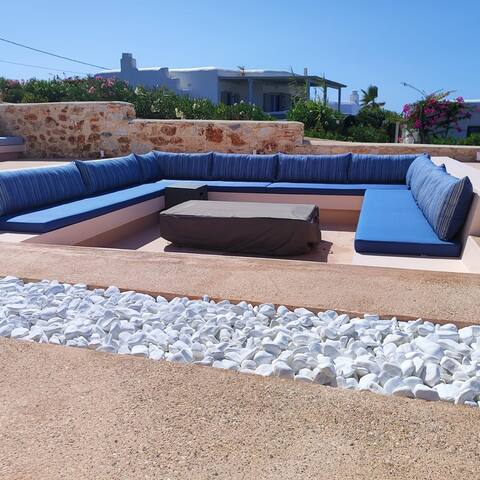 À Paros, fantastique villa les pieds dans l’eau gallery image 2