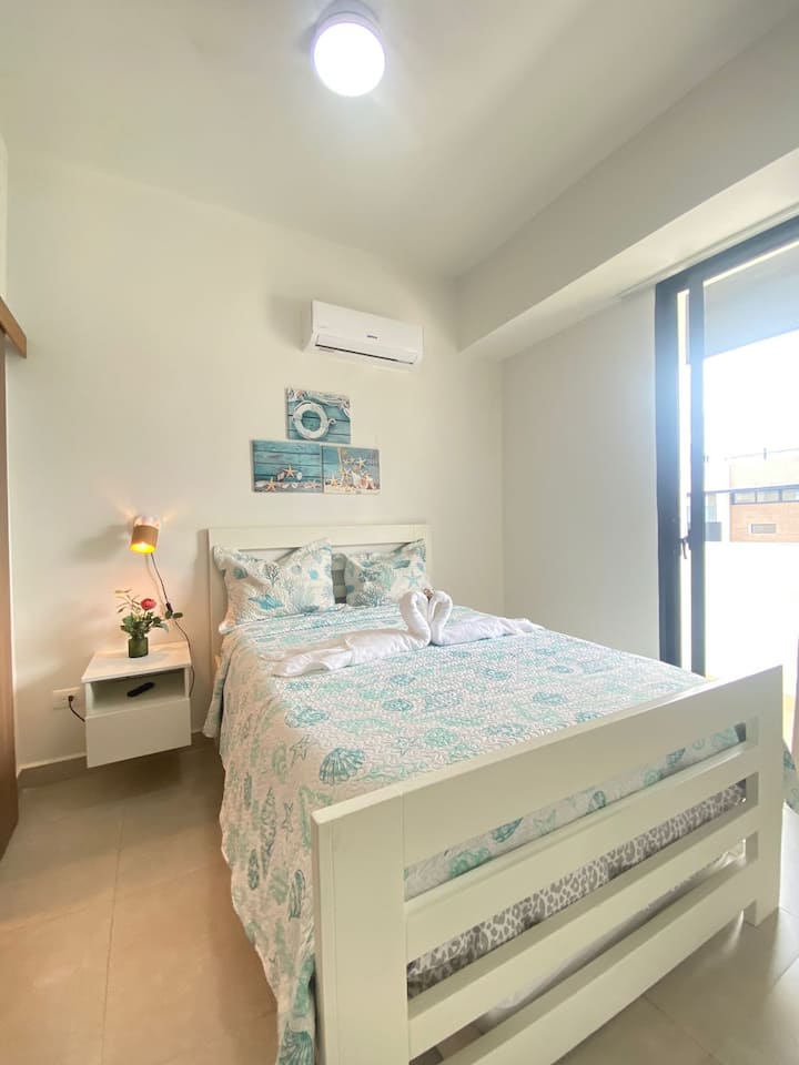 Dhoma e gjumit 2
Krevat dopio "queen", dollap, banjë e përbashkët, ajër i kondicionuar, televizor, kasafortë, ventilator dhe ballkon.