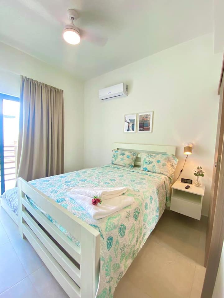 Dhomë Gjumi 3
Krevat dopio "queen" dhe krevat shtesë, dollap, banjë e përbashkët, ajër i kondicionuar, televizor, kasafortë, ventilator dhe ballkon.