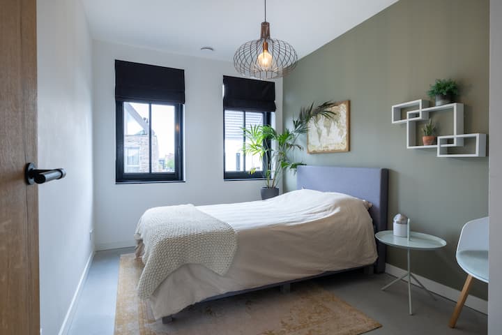 غرفة نوم مناسبة لشخصين. يوجد سرير مزدوج، بحجم 140 × 200 سم