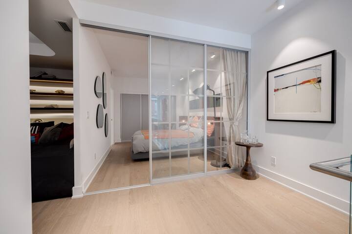 2 Story Luxury Townhome In Entertainment District gallery image 4