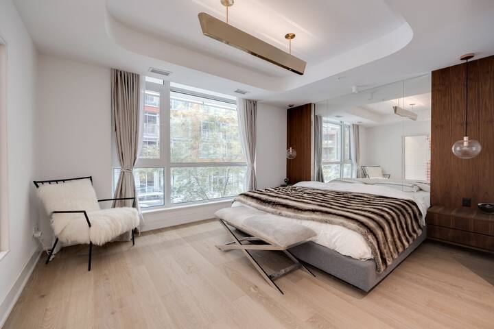 2 Story Luxury Townhome In Entertainment District gallery image 3