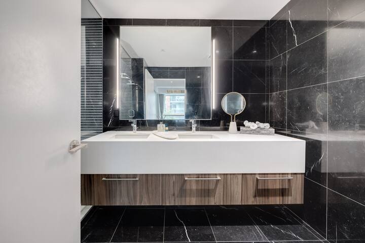 2 Story Luxury Townhome In Entertainment District gallery image 5