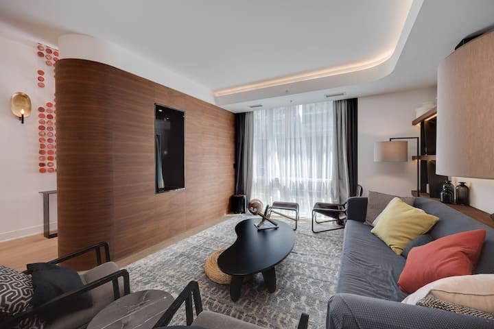 2 Story Luxury Townhome In Entertainment District