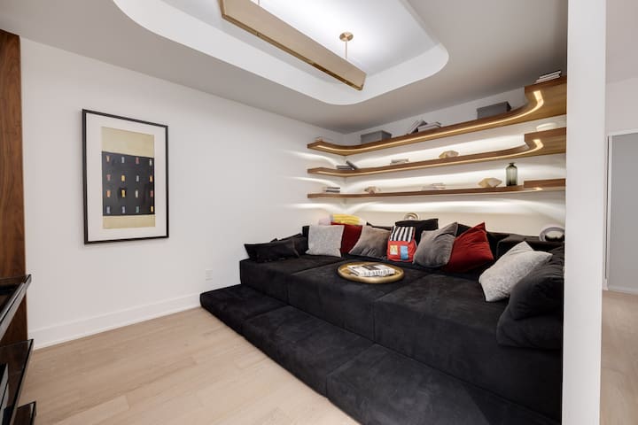 2 Story Luxury Townhome In Entertainment District gallery image 2