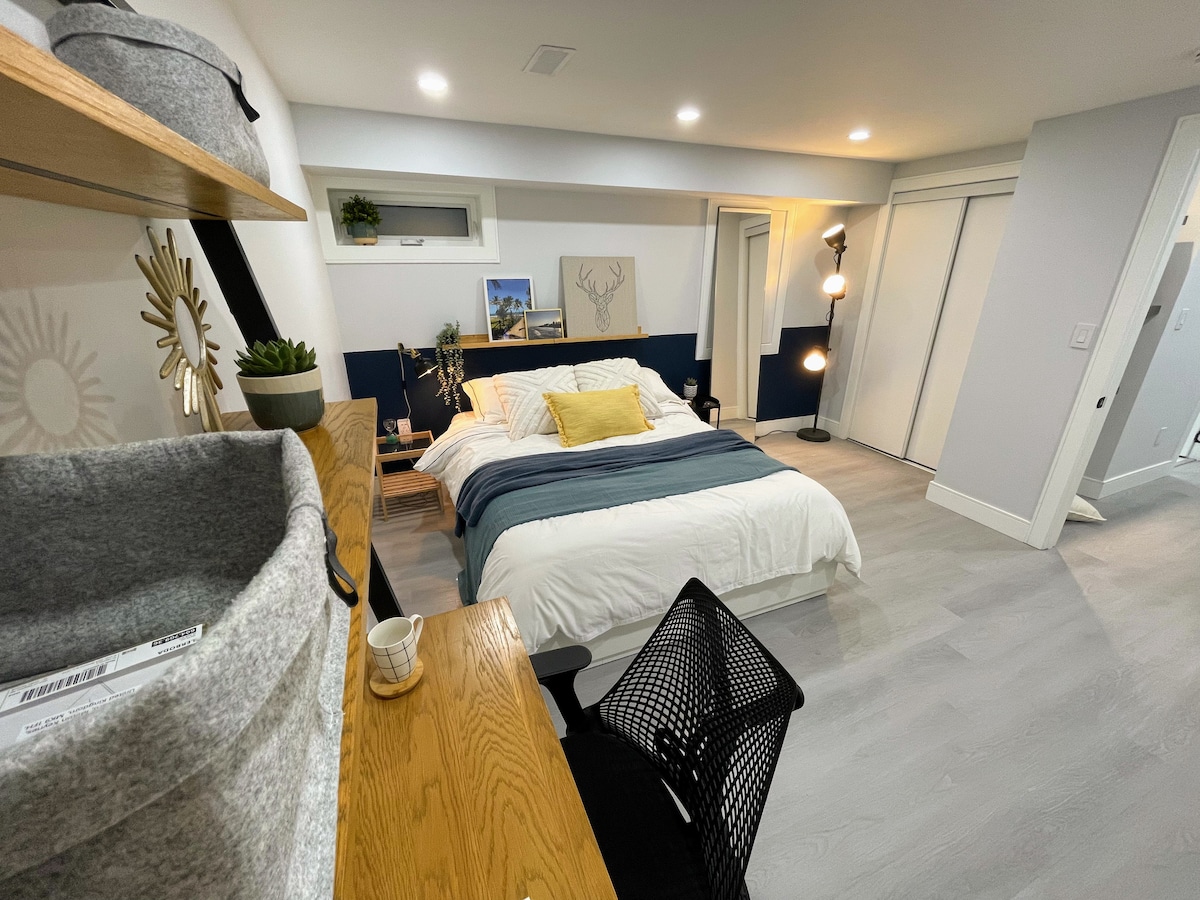 Priestranná spálňa s manželskou posteľou, šatníkom a pracovnou stanicou 