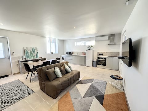 Family Getaway: 8 people, games room, parking