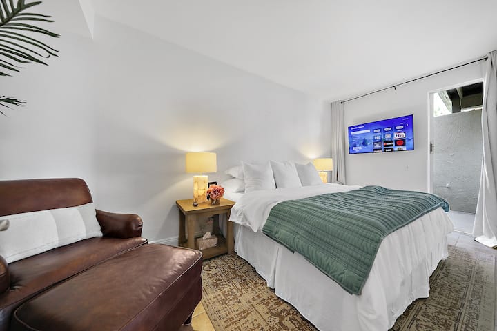 Kitanda kimoja cha chumba cha kulala cha King kilicho na mashuka ya kifahari.