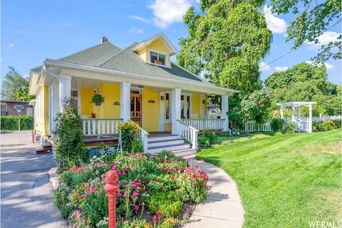 Farmhouse- Relaxing w/ Hot Tub & Amenities