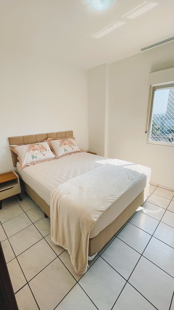 Chambre 2 : lit double, avec literie, couette et penderie, donnant sur le centre commercial.
