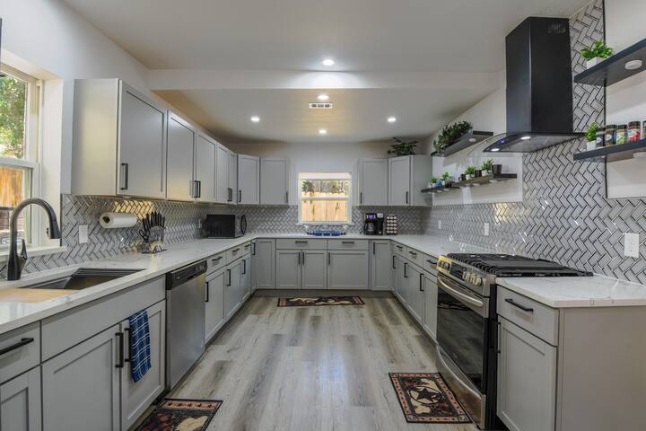 Jonair’s Stockyard House, Walk to Stockyards! gallery image 5