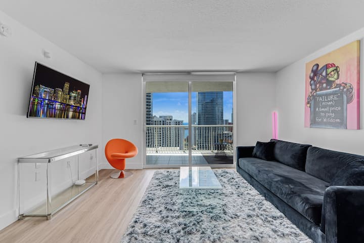 Wohnbereich mit einem gemütlichen Sofa und einem Smart-TV.