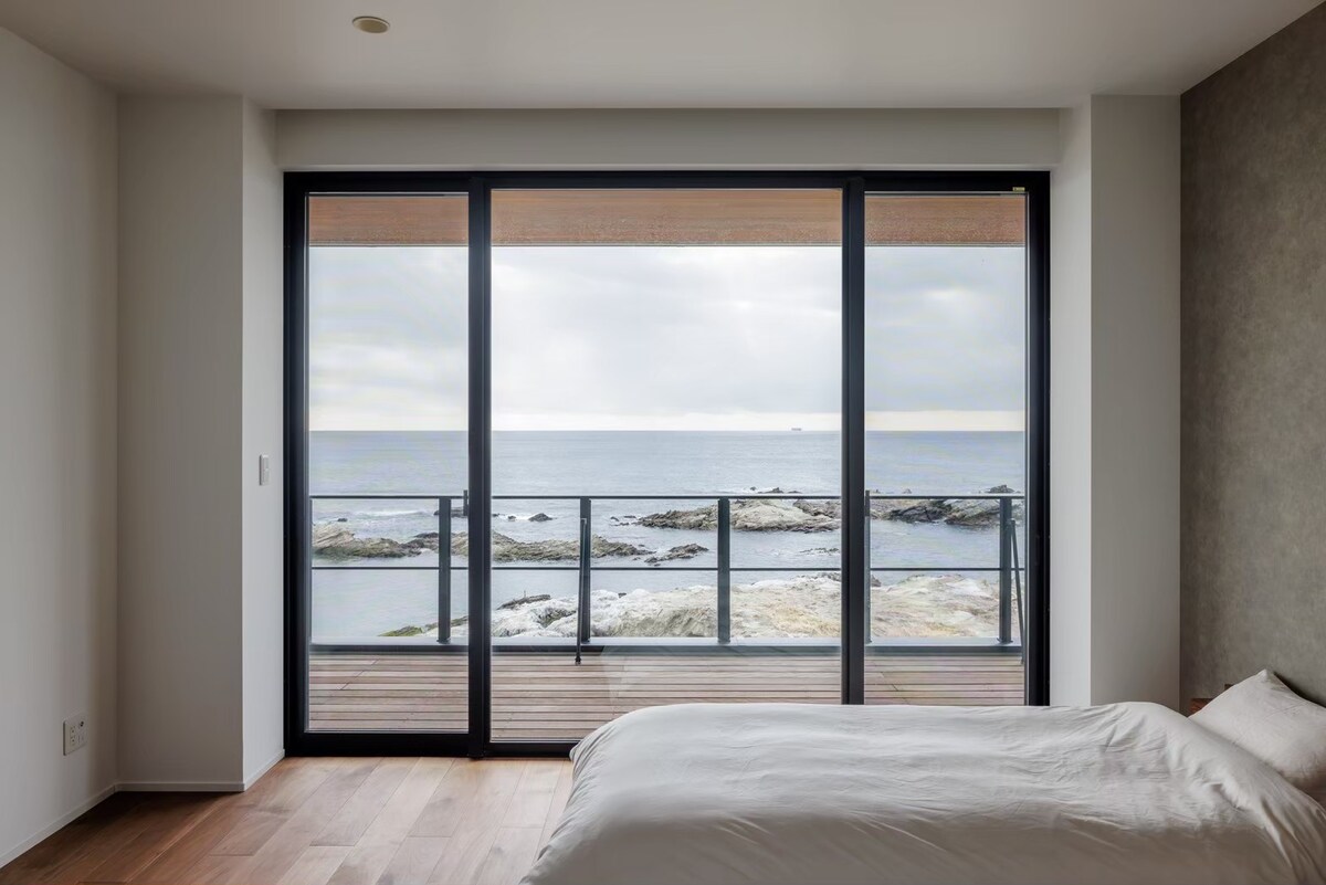 غرفة بالطابق الثاني على الطراز الغربي تحتوي على سريرين شبه مزدوجين