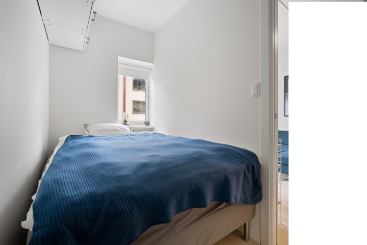 La habitación está separada de la sala de estar por una puerta corrediza de bolsillo y tiene su propia ventana. Aquí no hay almacenamiento de ropa.
