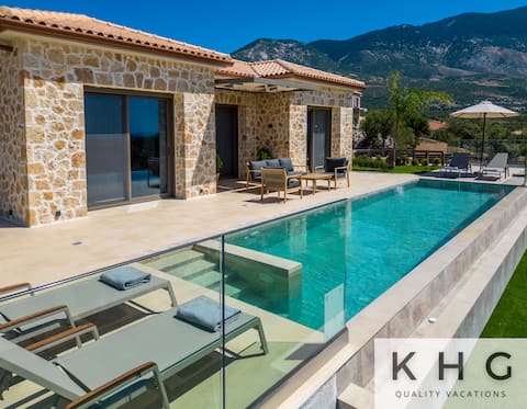 Golden Stone Villa in Karavados!