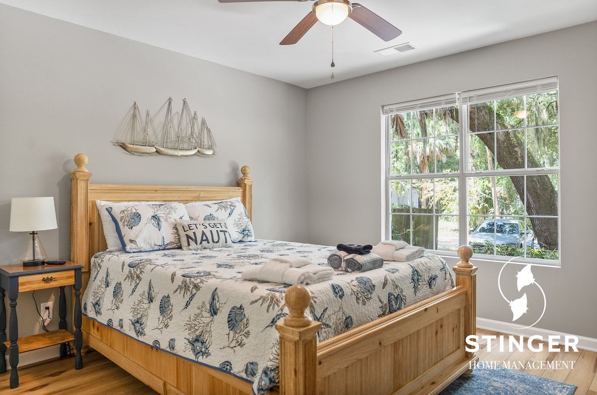 Chumba cha kwanza cha kulala kina kitanda cha malkia na runinga janja kwa matumizi. Pia tunatoa taulo zote, mashuka na hata taulo za ufukweni kwa ajili ya wageni wetu.