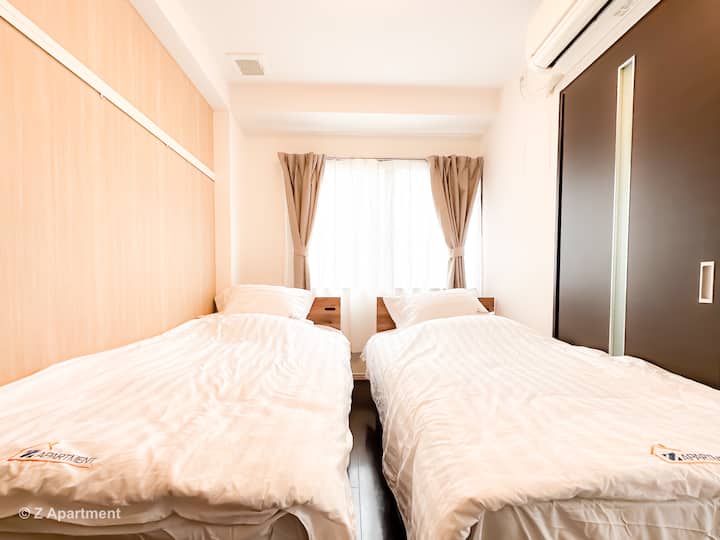 Instelling van twee eenpersoonsbedden op de slaapkamer