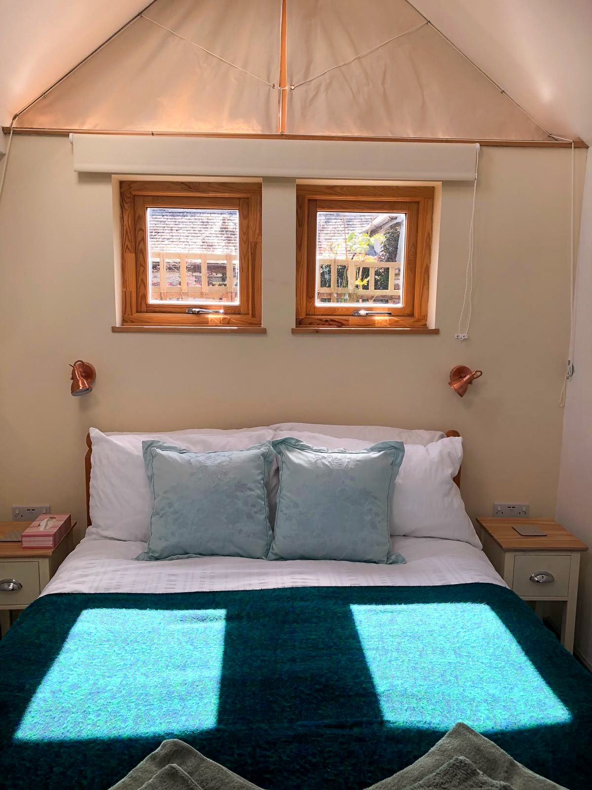 Спалнята има нощни щори, ако е необходимо.