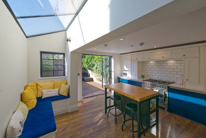 Refurbished Victorian Gem • 10 Mins to Kensington gallery image 4