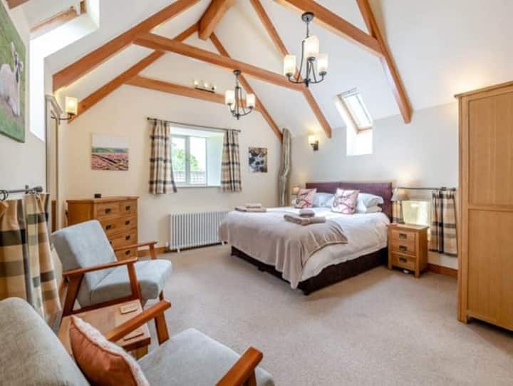 Chumba kikuu cha kulala chenye kitanda cha kifahari na chumba cha kuogea chenye nafasi kubwa