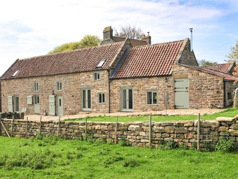 Beautiful moorland barn overlooking steam railway