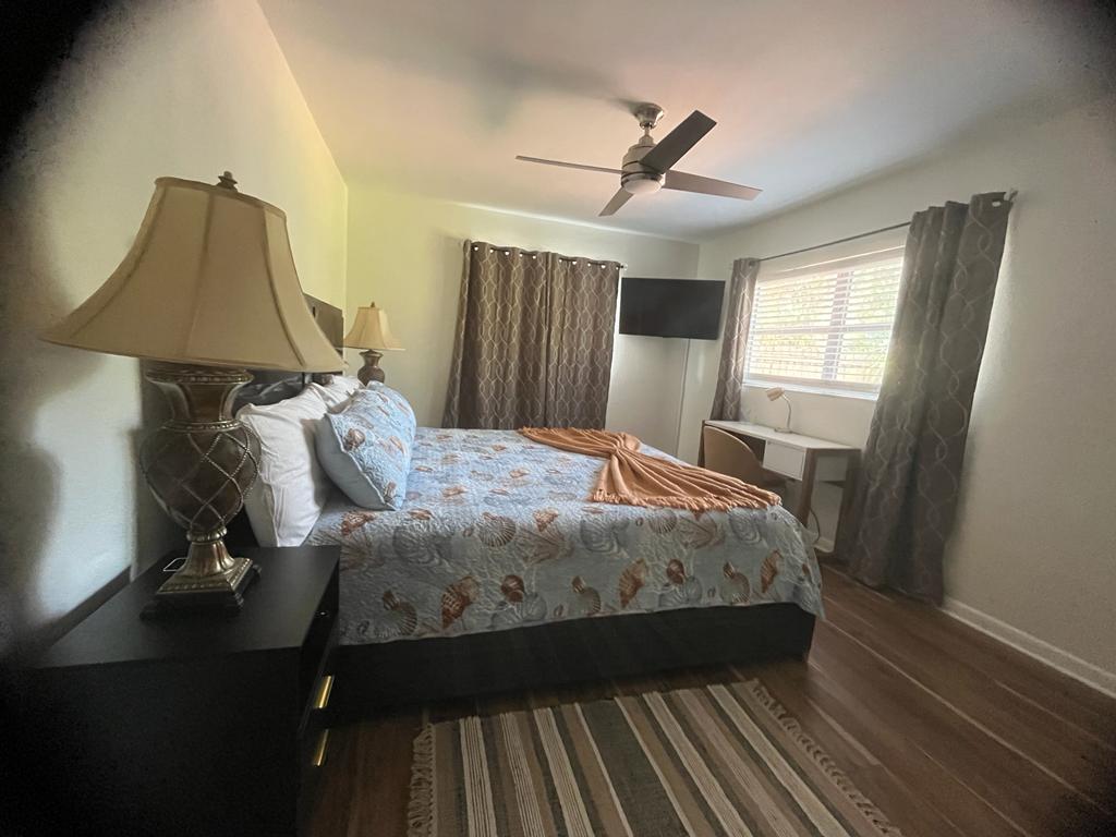 如果您愿意，遮光窗帘会让您在黑暗中入住。