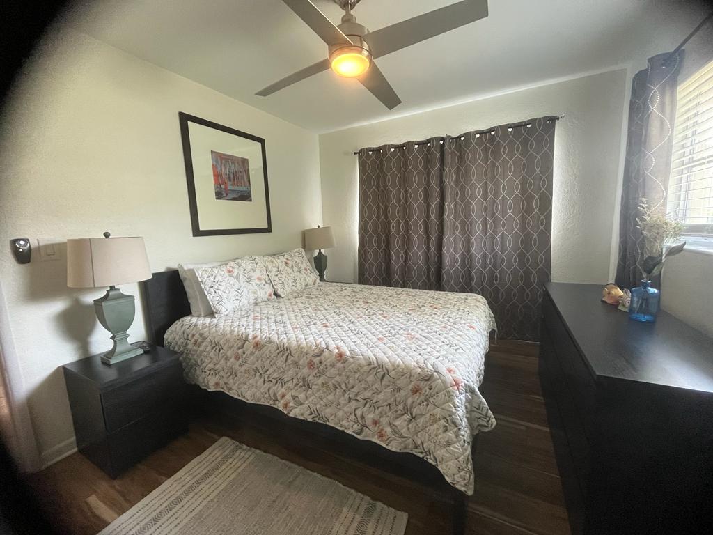 2号卧室，标准双人床，让您倍感舒适。 看电视或遮光窗帘可以让您睡觉。