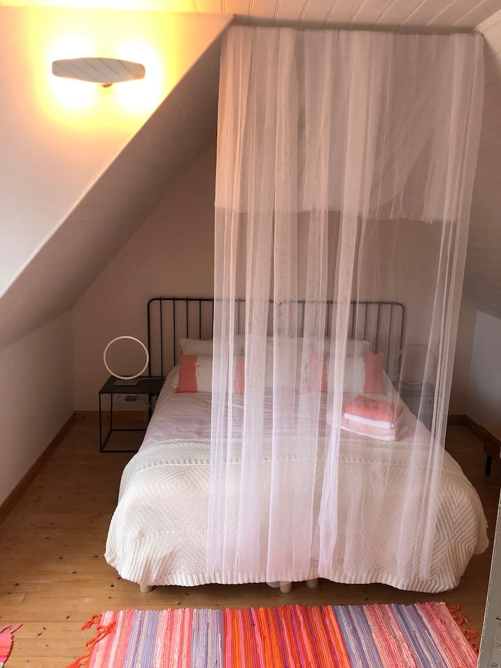 ห้องนอนสอง
เตียงคู่หรือสามารถแยกเตียงครึ่งหนึ่งเพื่อสร้างเตียงเดี่ยวสองหลัง