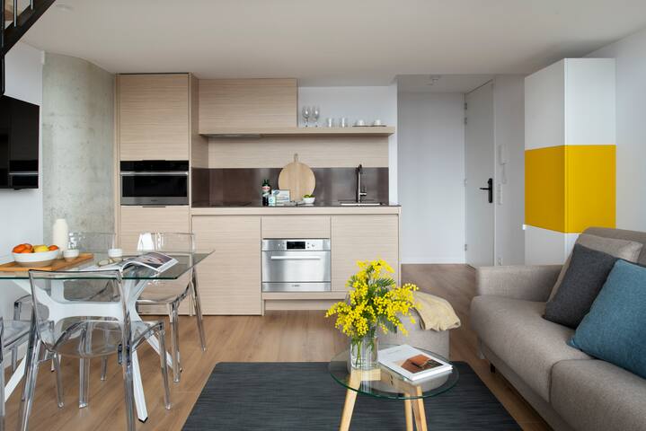 Stylish Riverfront Apartment with Stunning Views gallery image 3