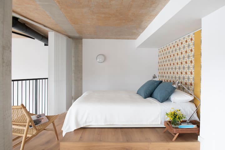 Stylish Riverfront Apartment with Stunning Views gallery image 5