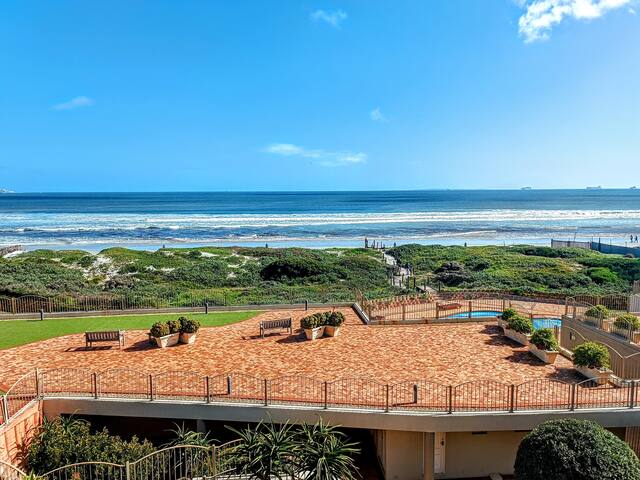 Spectacular Beachfront Apartment gallery image 2