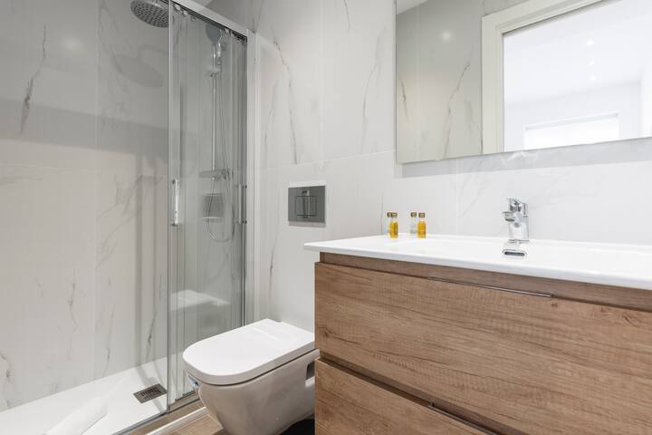 amazing zurriola surfing beach gallery image 4