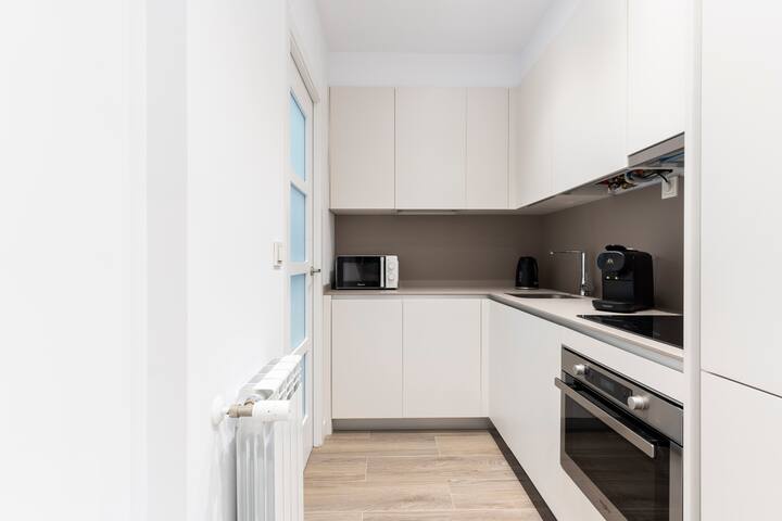 amazing zurriola surfing beach gallery image 3