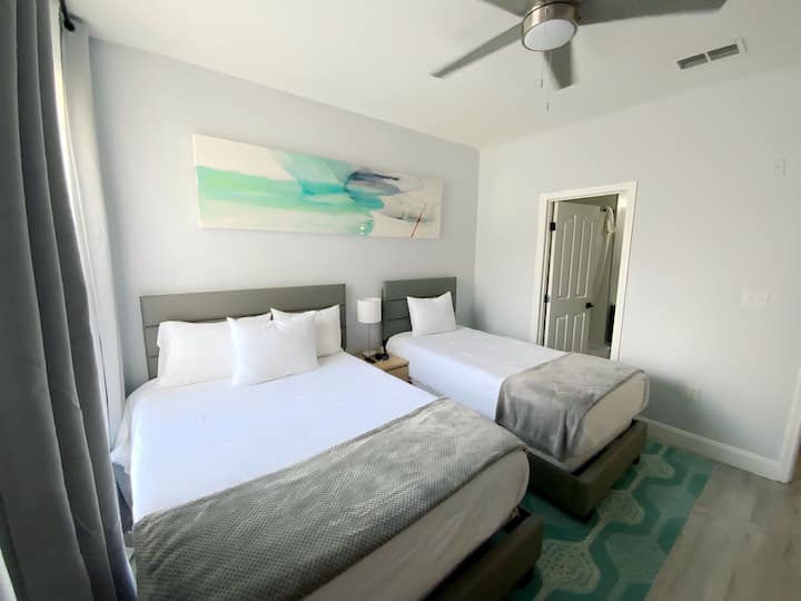 Chumba cha kulala cha wageni chenye vitanda viwili.  Kitanda kimoja cha ukubwa kamili, kitanda kimoja cha ukubwa wa pacha. 