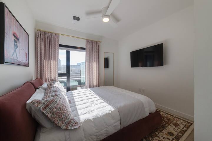 Pie Town Penthouse I NYE Fireworks from Balcony gallery image 4