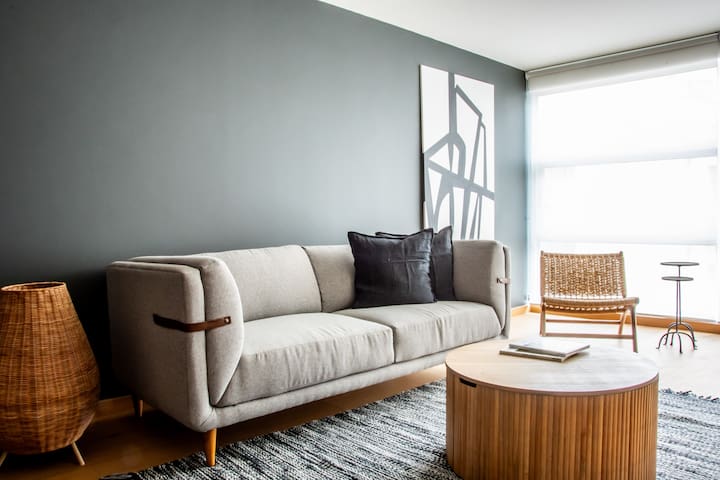 Great location, pool, rooftop, gym, 24/7 security