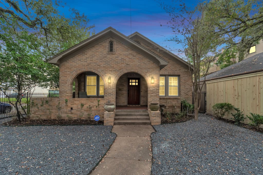 Airbnb Walk to Museums + Near Med Center, DT, Rice, & UH