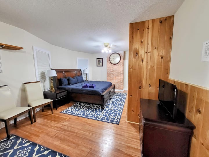 Manor kwenye Ukumbusho ilibuniwa kwa ajili ya familia kubwa na makundi kwa kuzingatia. "Chumba hiki cha Familia" ni chumba cha kulala chenye nafasi kubwa kilicho na kitanda cha ukubwa wa King kwenye nusu moja ya chumba na kitanda cha ghorofa tatu kwa upande mwingine. Bado ina nafasi kubwa ya kufurahia.