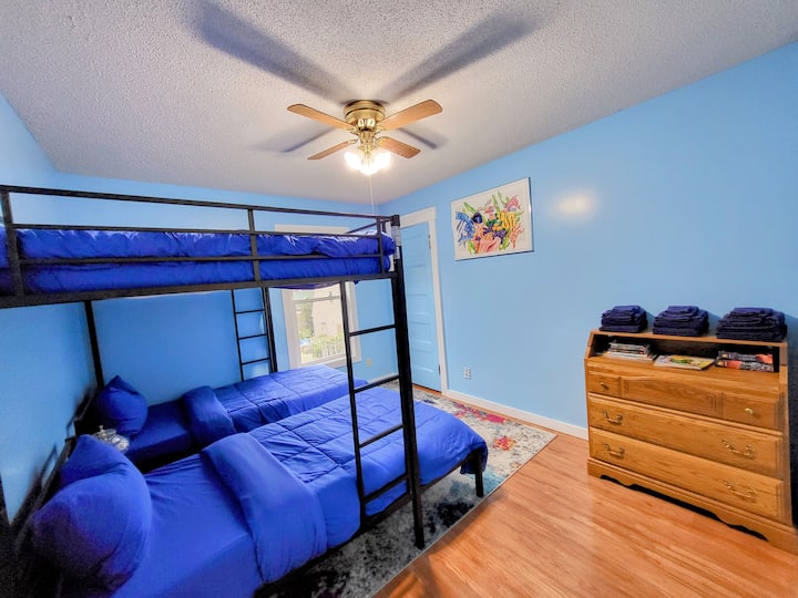 Chumba cha 3 ni kipana na kitanda cha ghorofa tatu. Bunk ya juu ni kamili na bunks mbili za chini ni mapacha. Kuna kutembea kwenye kabati lenye nafasi kubwa ya kutundika vitu vyako na kuweka mizigo.  Pamoja na kabati la nguo la kutumia wakati wa ukaaji wako.