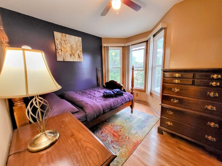 Chumba cha 1 ni chumba cha ukubwa mzuri na kitanda cha ukubwa wa Malkia ambacho kinaweza kulala 2.  Ina kabati kubwa la kutundika vitu vyako na kuweka sanduku lako.  Pamoja na kabati la nguo la kutumia wakati wa ukaaji wako. 