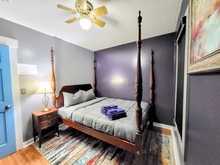 Chumba cha 2 kina kitanda cha ukubwa wa Malkia ambacho kinalala 2. Kabati la kutundika vitu vyako na kuweka sanduku lako. Pamoja na kabati la nguo la kutumia wakati wa ukaaji wako.