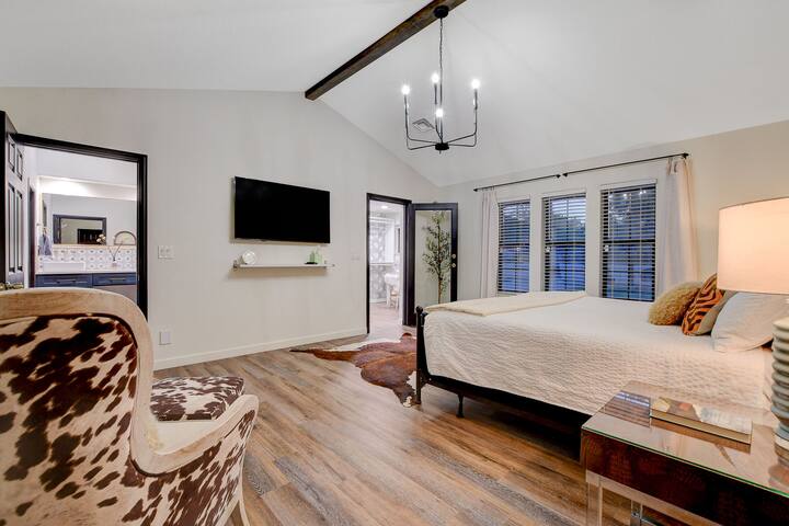 Vibrant Villa-6 miles from strip gallery image 4