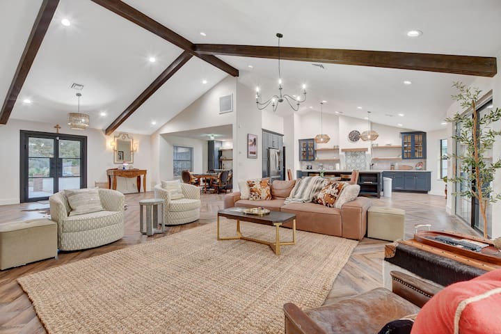 Vibrant Villa-6 miles from strip