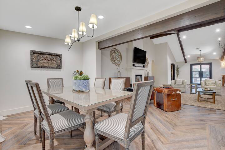 Vibrant Villa-6 miles from strip gallery image 5