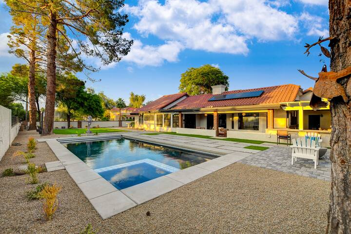 Vibrant Villa-6 miles from strip gallery image 2