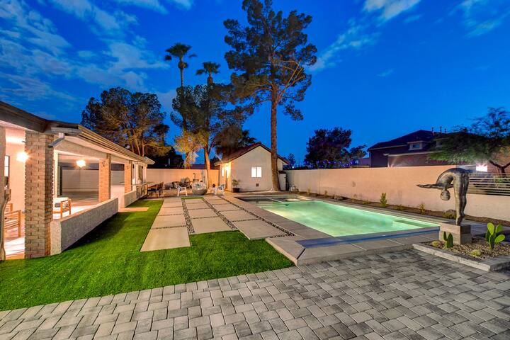 Vibrant Villa-6 miles from strip gallery image 3