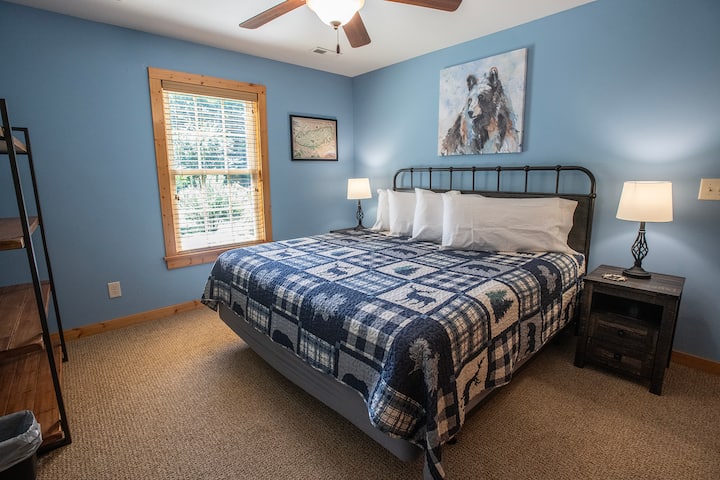 Na poschodí je súkromná spálňa s manželskou posteľou veľkosti veľkosti veľkosti King.