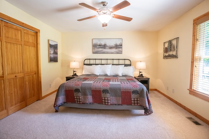 Náš priestranný apartmán Master King sa nachádza na hlavnom poschodí  - bez schodov na výstup! 