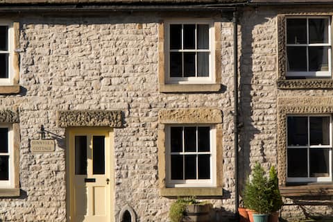 Top Airbnb: A Beautiful Cottage in the Peaks in Tideswell